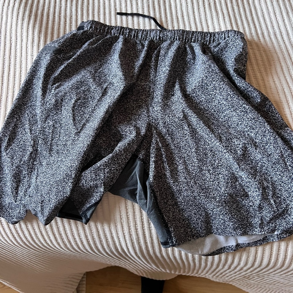 Lululemon mens unlined Medium 5 inch in gray (like new)